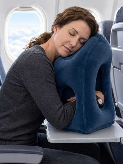 Mujer durmiendo en el avión con SiestAir