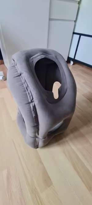 Foto de cliente con la almohada gris